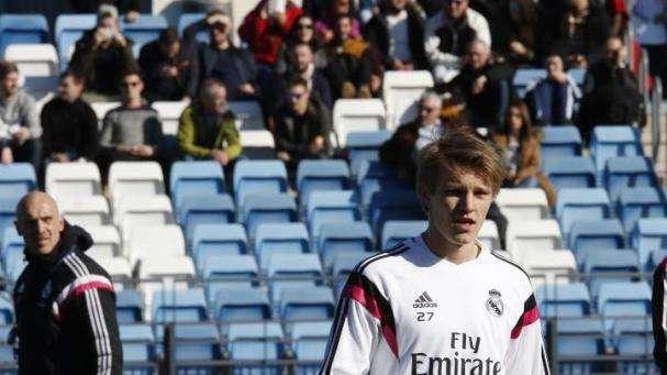 AS: Odegaard 'pasa' del Castilla
