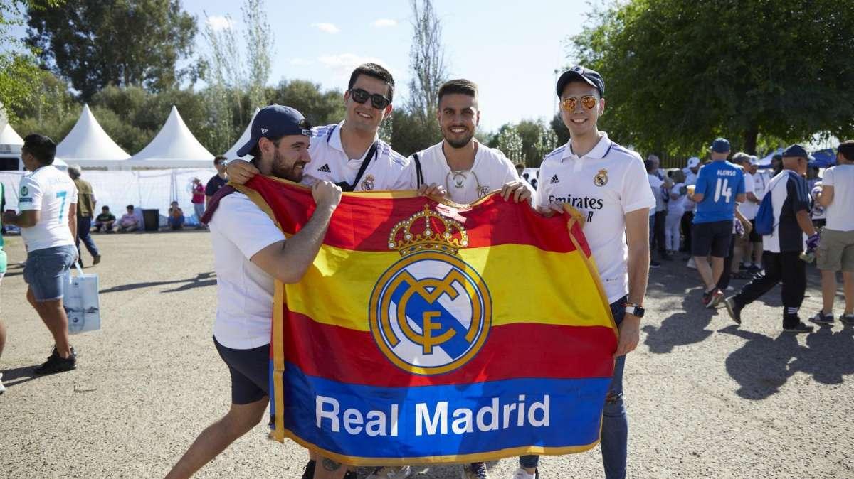 Marea blanca en la final de la Copa del Rey: las imágenes de la Fan Zone del Real Madrid en La Cartuja