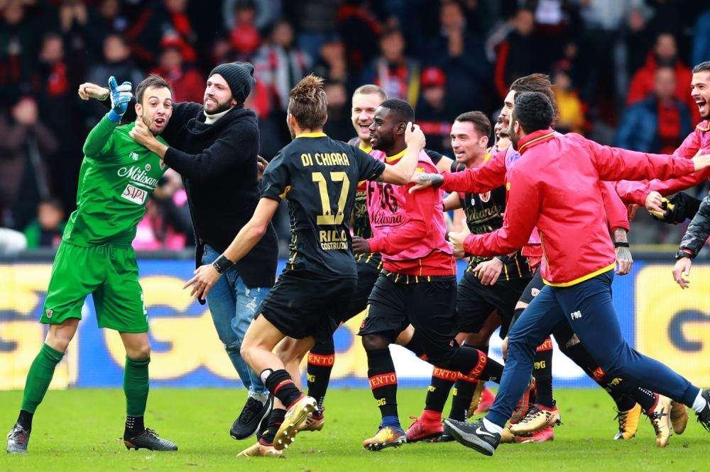 ¡DE LOCOS! El portero del Benevento hace el empate en el 96' ante el Milan