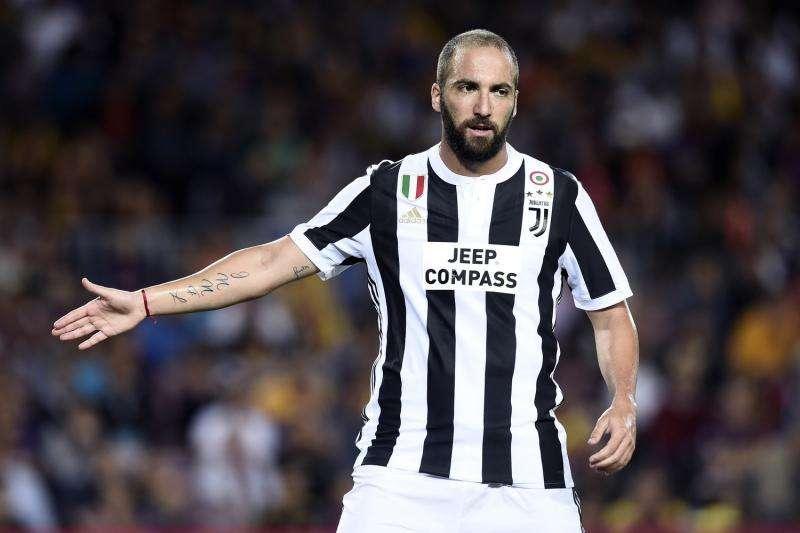 Higuaín saldrá impune: la UEFA no le sancionará por su peineta al Camp Nou