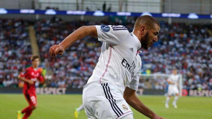 Cole: "Benzema podría jugar junto con Rooney"