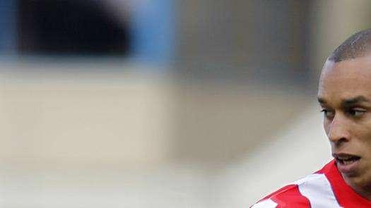 Miranda, una de las prioridades de Van Gaal