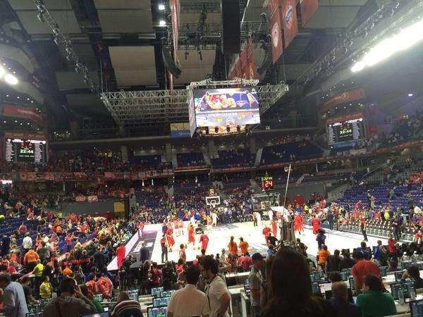 Las distintas aficiones se congregan en el Palacio de los Deportes
