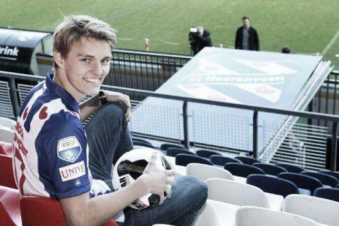 FOTO - Martin Odegaard posa con la camiseta de su nuevo equipo