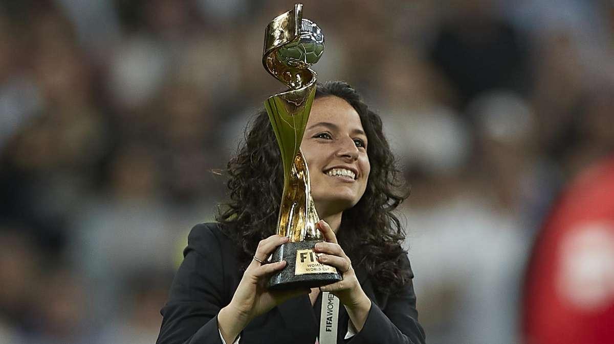 Homenaje del Real Madrid a las campeonas del mundo antes del partido contra el Getafe