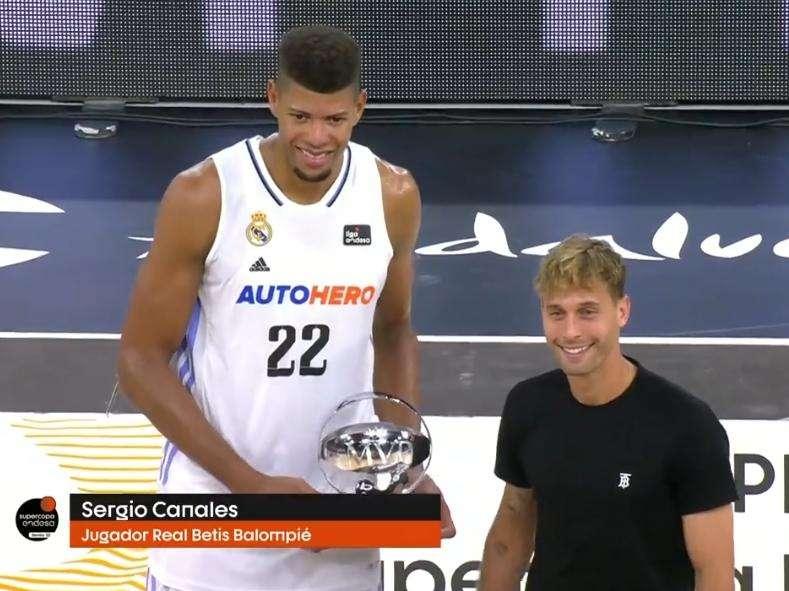 Tavares, tras recibir el MVP: "Lo vamos a hacer mejor esta temporada"
