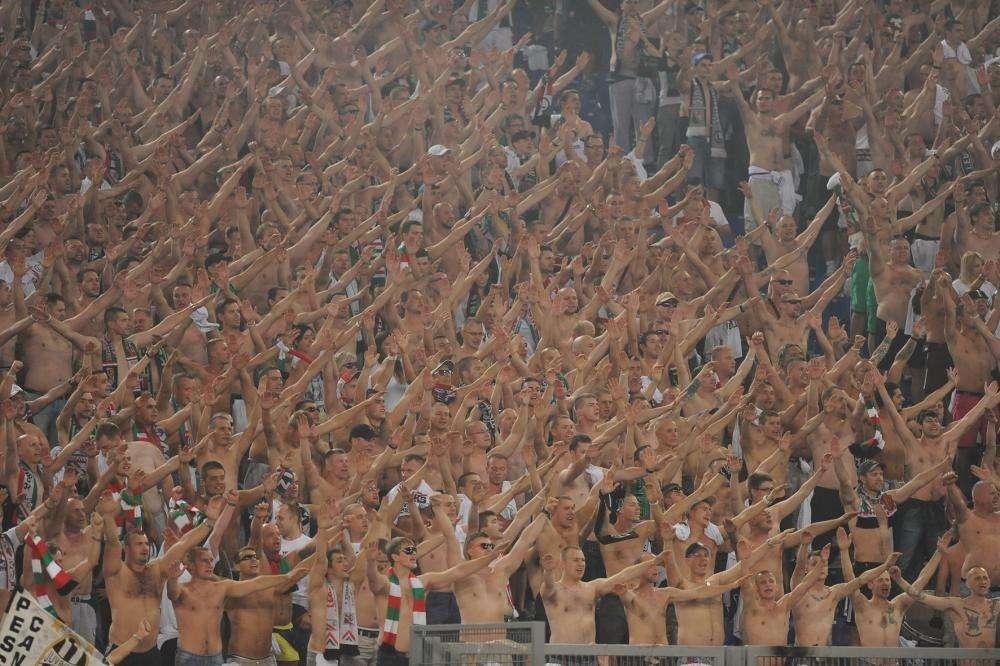 ¡OJO! Los hinchas del Legia Varsovia amenazan y agreden a los jugadores tras su derrota