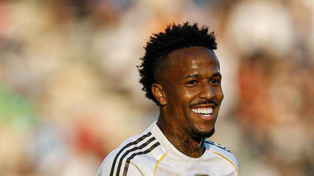 Militao vuelve a sonreír sobre el césped y se lo deja claro a Xabi Alonso