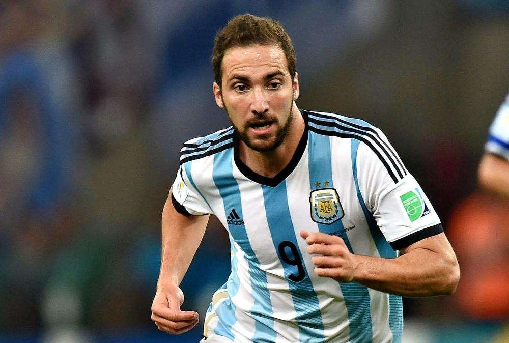 Primera oferta del Barcelona por Higuaín