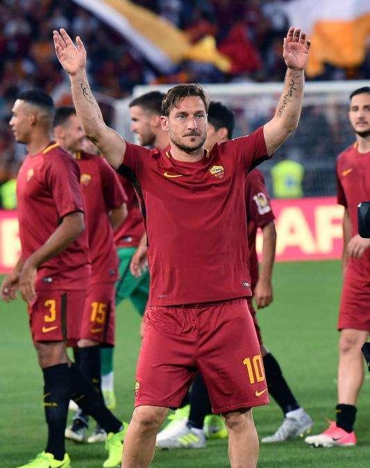 Totti cambia las botas por el traje después de retirarse: será directivo en la Roma 