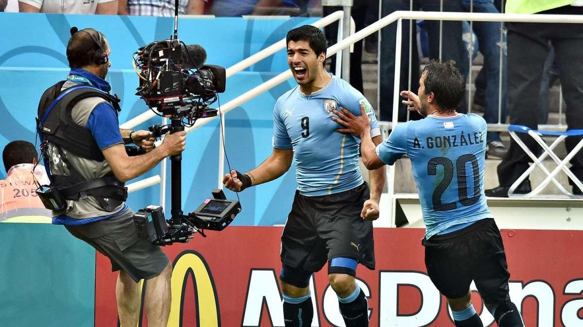 Luis Suárez pide perdón por el mordisco a Chiellini
