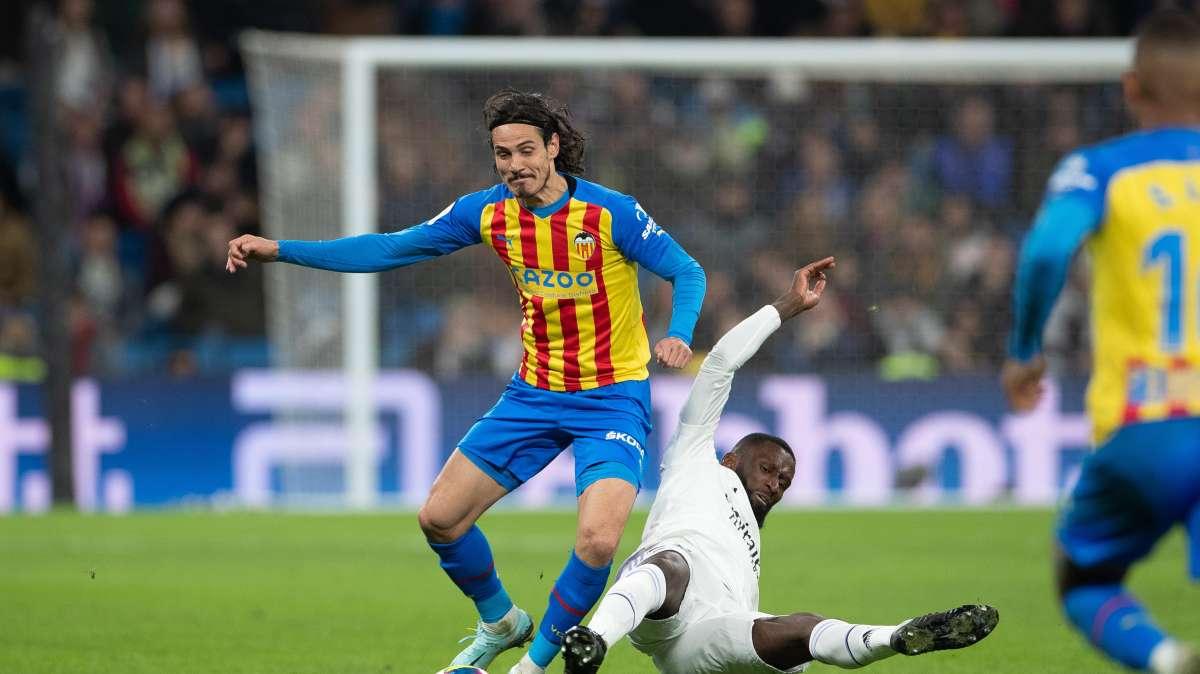 El Valencia sale con dos canteranos y con Cavani como referencia