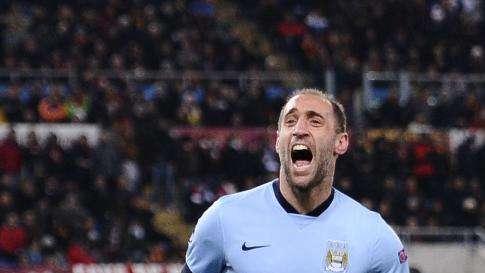 Zabaleta cierra las puertas a una salida del City