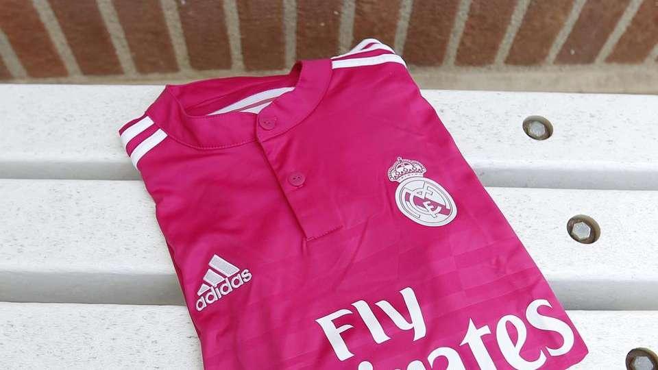 El Madrid estrena la equipación fucsia ante la Roma