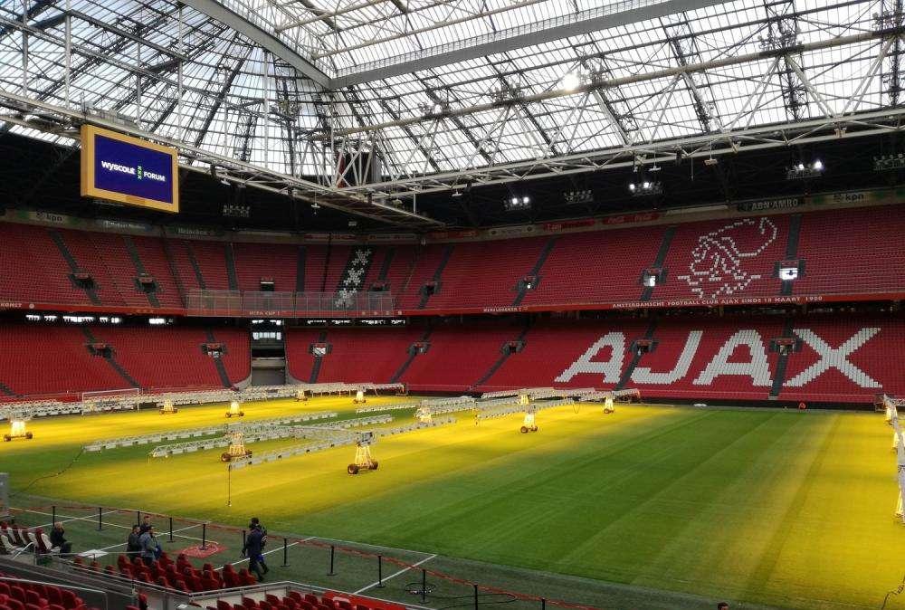 VIDEO - El momento en el que aficionados del Ajax lanzaron los fuegos artificiales 