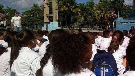 Butragueño visita el Centro Deportivo Eduardo Saborit en Cuba