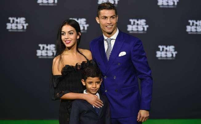 FOTO - Cristiano aparece por primera vez con su novia en los premios FIFA