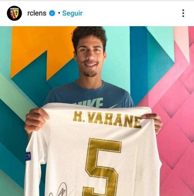 Varane subasta una de sus camisetas y destinará más de 4.000 euros a los hospitales de Lens