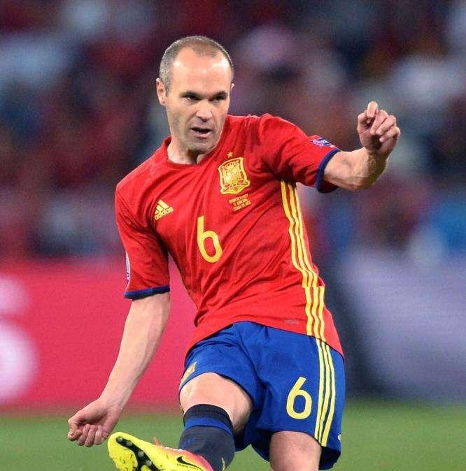 Iniesta se defiende de las críticas: "Desde los 30 llevo escuchando que estoy viejo"