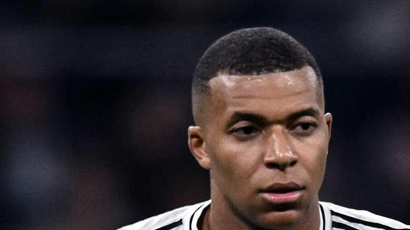 El gesto viral de Mbappé en zona mixta tras ser preguntado por la patada de Romero