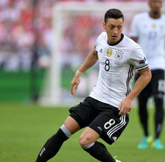 Özil desvela su bronca con Mourinho. "Eres un crío. Vete a la ducha, no te necesitamos"