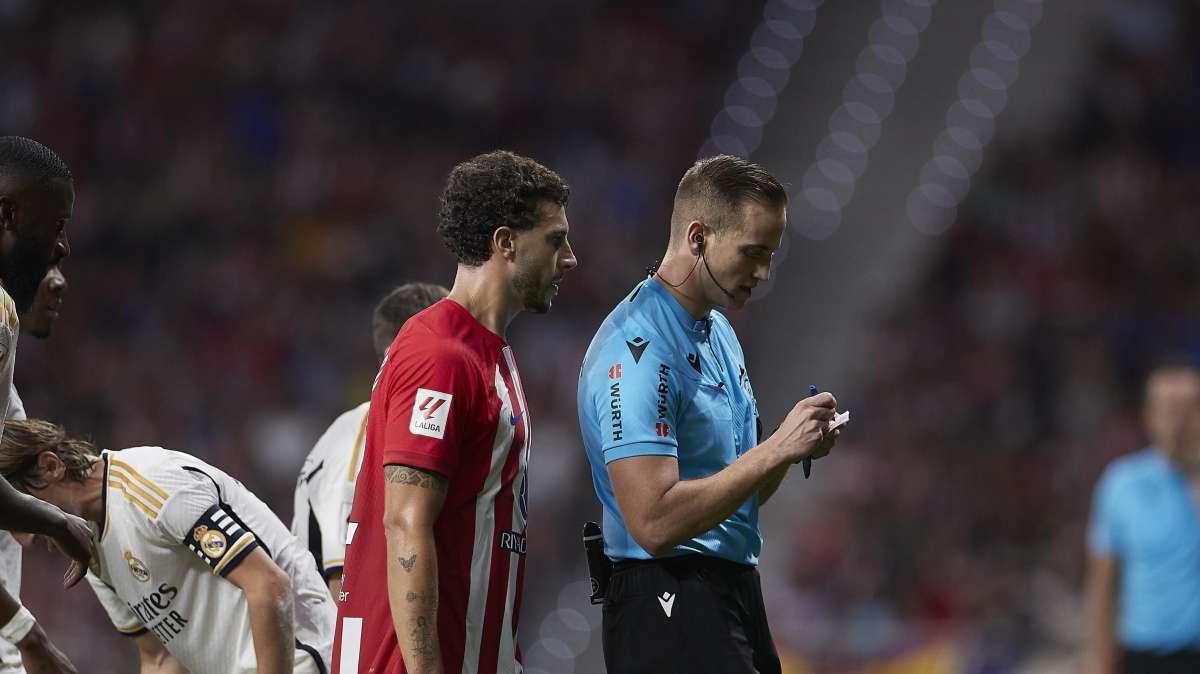 Vergüenza arbitral en el Metropolitano: las tres jugadas que decidieron el derbi