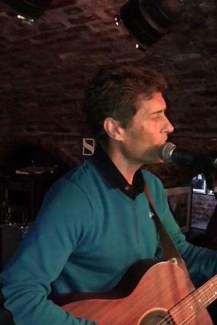 VÍDEO - Julio Llorente se arranca a cantar un tema de Los Beatles en Liverpool