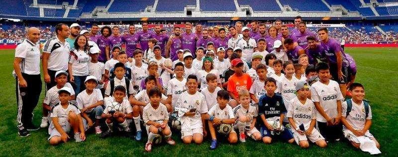 La plantilla del Madrid, junto con los alumnos de la Fundación Real Madrid