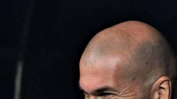 VÍDEO - El jeque del Almería recrea con Zidane su cabezazo a Materazzi