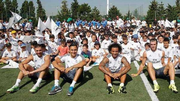 Varios jugadores del Madrid visitan el Campus Experience