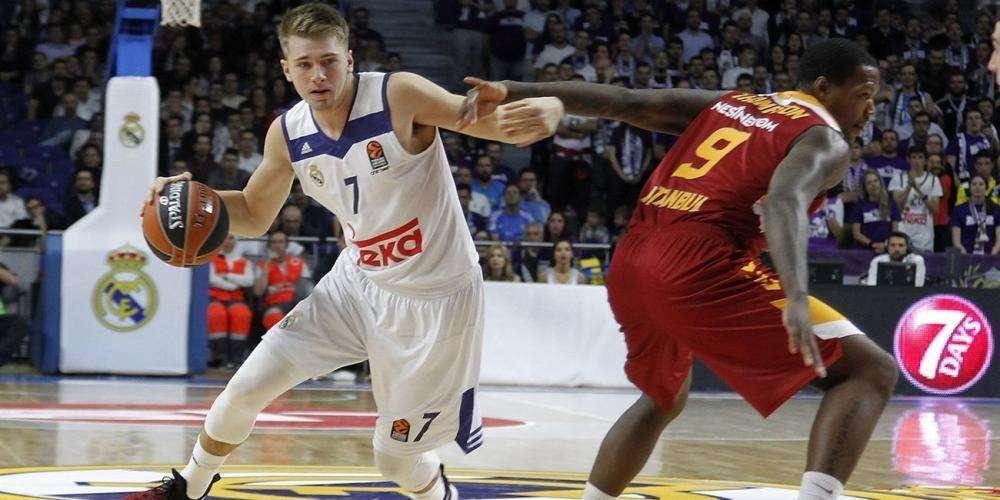 El impresionante triple de Luka Doncic que está dando la vuelta al mundo