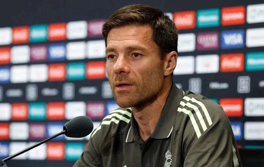 Xabi Alonso, en rueda de prensa: "Lo de Huijsen era amarilla. El árbitro..."