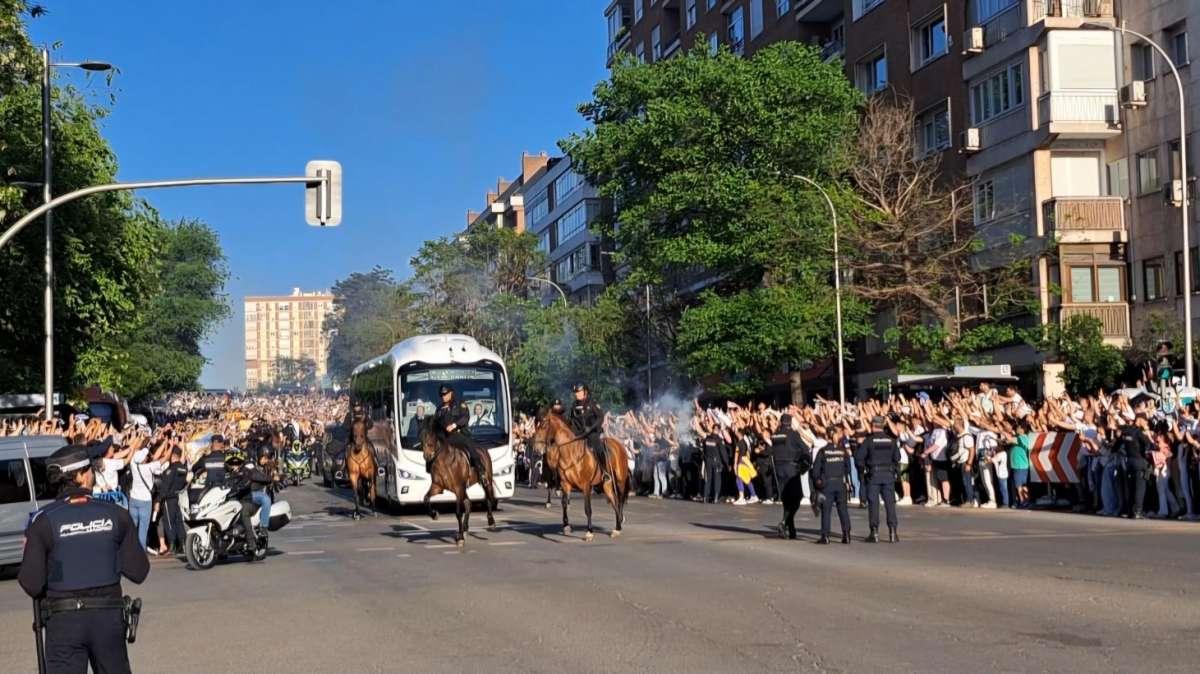 Multitudinario recibimiento de la afición del Real Madrid al autobús del equipo antes del clásico