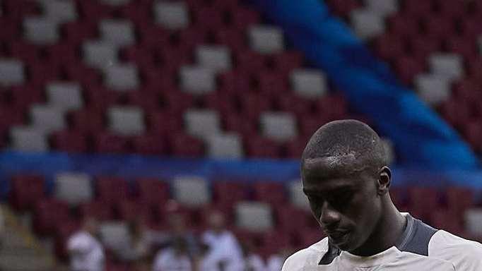Mendy se va expulsado en el primer partido de la temporada