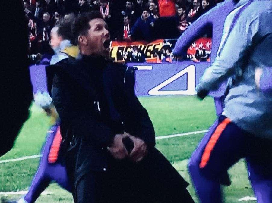 ¡DE LOCOS! El jefe de prensa de Simeone da 'me gusta' a un tweet en el que desean la muerte de Carvajal
