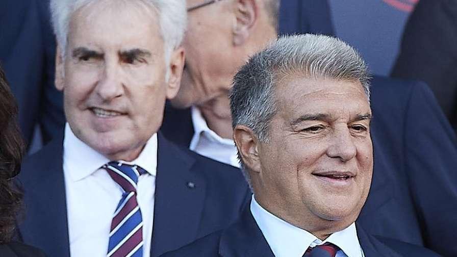 Vergonzoso: Laporta celebra la cautelar con un corte de mangas