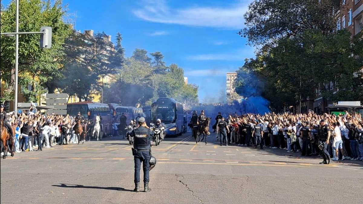 Así fue el recibimiento de la afición del Real Madrid al autobús del equipo antes del clásico
