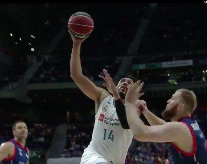VÍDEO - El póster de Ayón al "gigante polaco" entre las mejores jugadas de la jornada