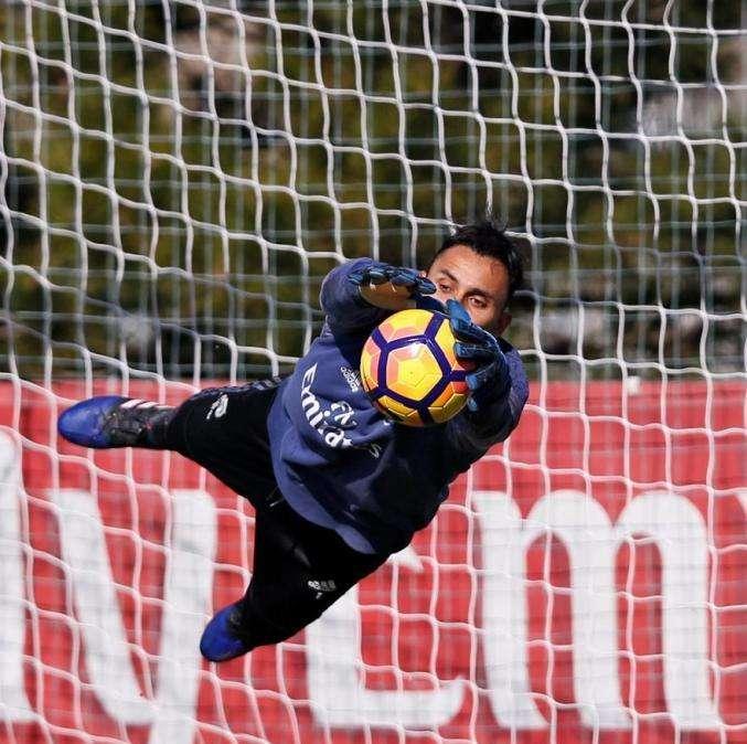 FOTO - Keylor Navas vuela en el entrenamiento de hoy