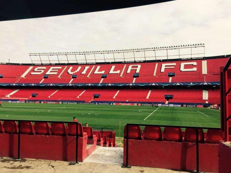 Sevilla, una peña del club atacada por una banda de encapuchados en Barcelona