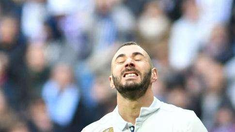 CAMBIO - Se retira entre pitos y aplausos Benzema y entra Morata