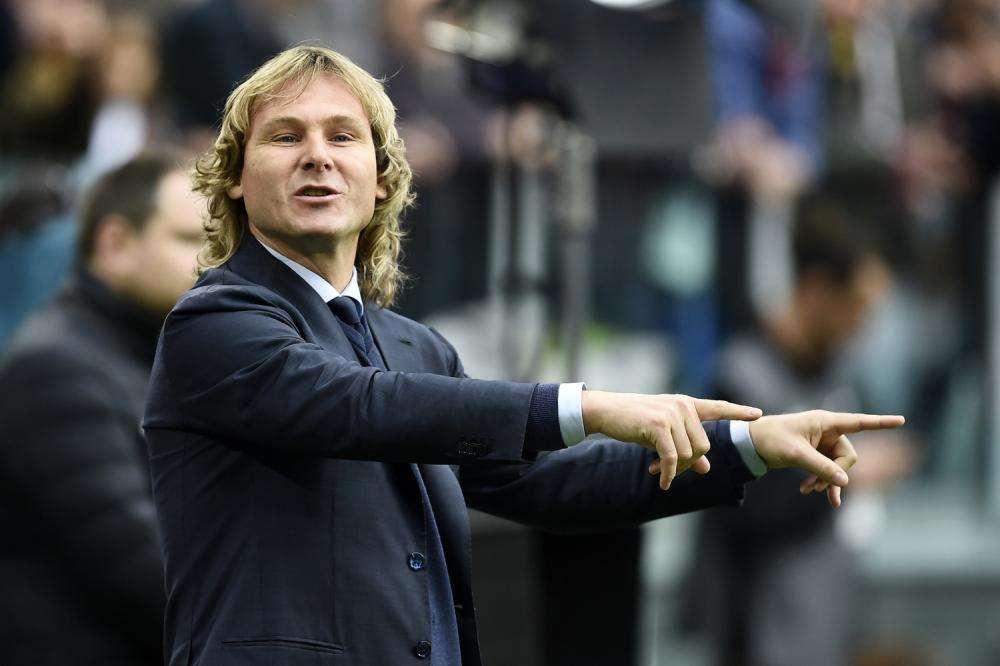 Tensión al descanso en Mestalla: Nedved bajó al vestuario del colegiado a recriminarle la roja a CR7