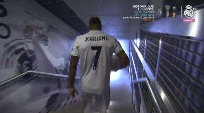 FOTO - Una imagen para la historia: la espera del nuevo '7' blanco antes de pisar el césped del Bernabéu