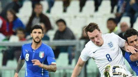 Daily Mail: Phil Jones firmará un nuevo contrato con el Manchester United