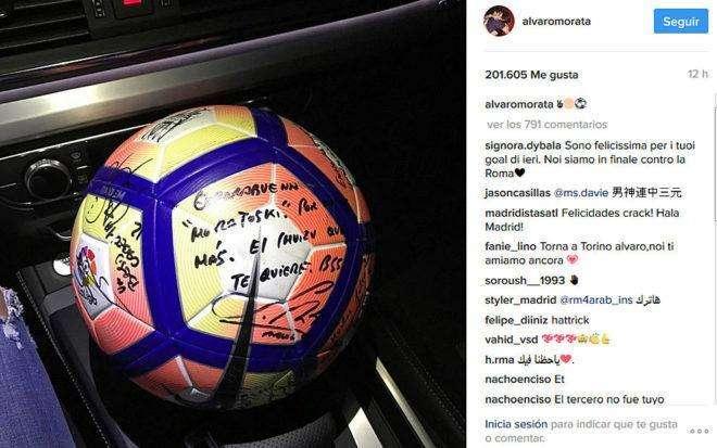 FOTO - Morata muestra el balón del 'hat-trick' de ayer. Ojo con el apodo que le pone Ramos...