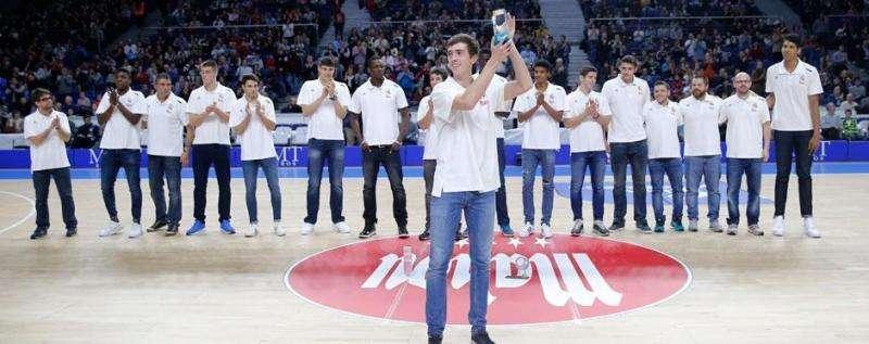 El Júnior ofreció el trofeo de campeón en L'Hospitalet
