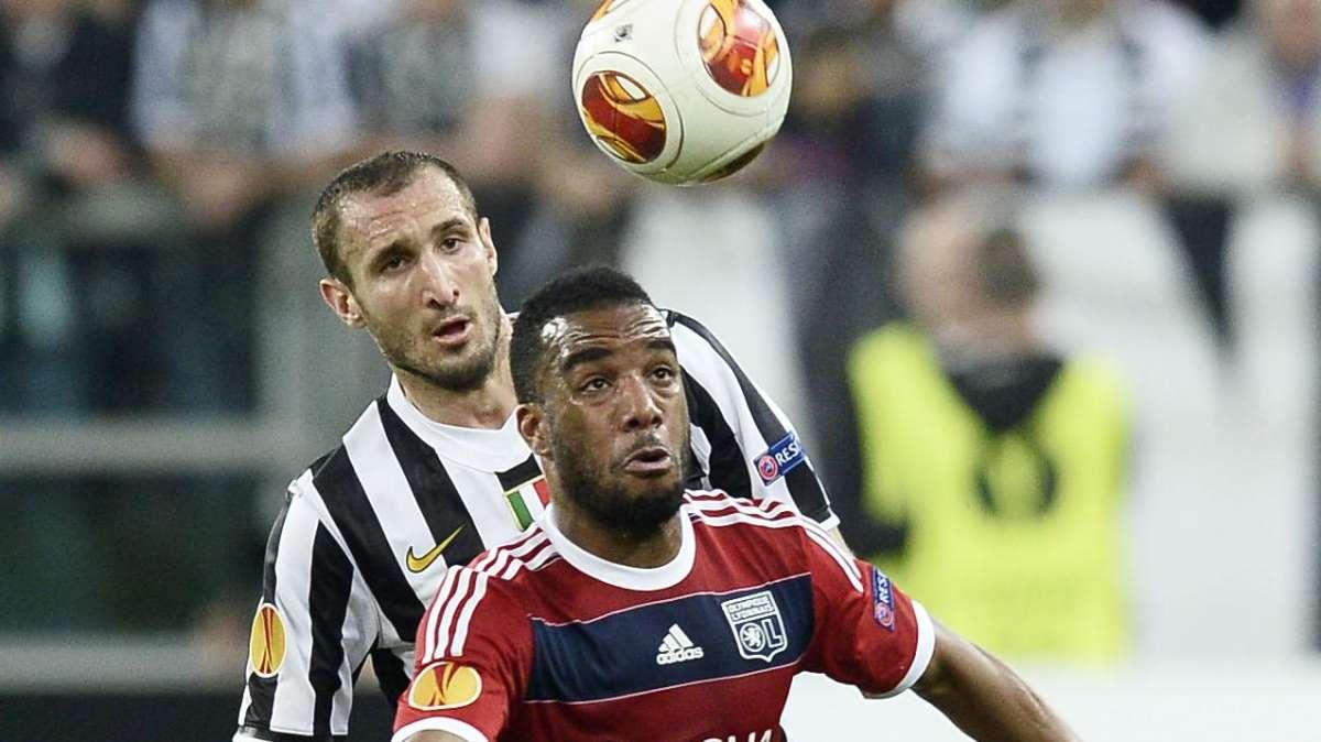 Lacazette: "Me quedo en el Olympique de Lyon"