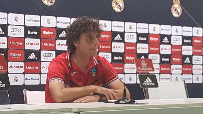 Idiakez, técnico del Lleida: "Se ha puesto muy favorable con la expulsión del portero del Castilla"