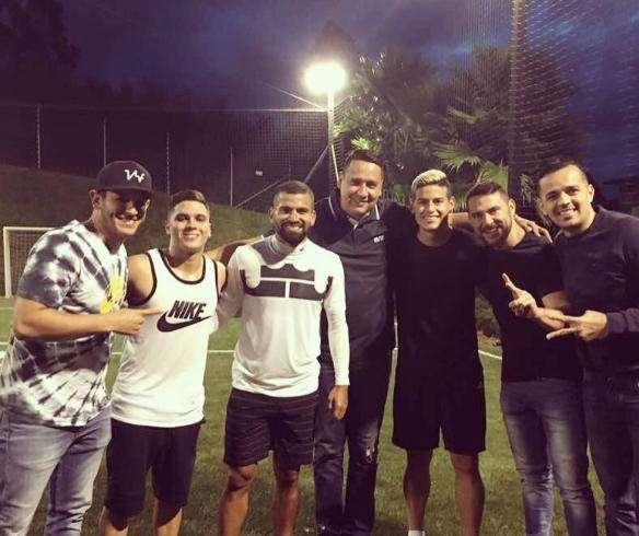 FOTO - James se divierte jugando un amistoso con un jugador de la Juventus