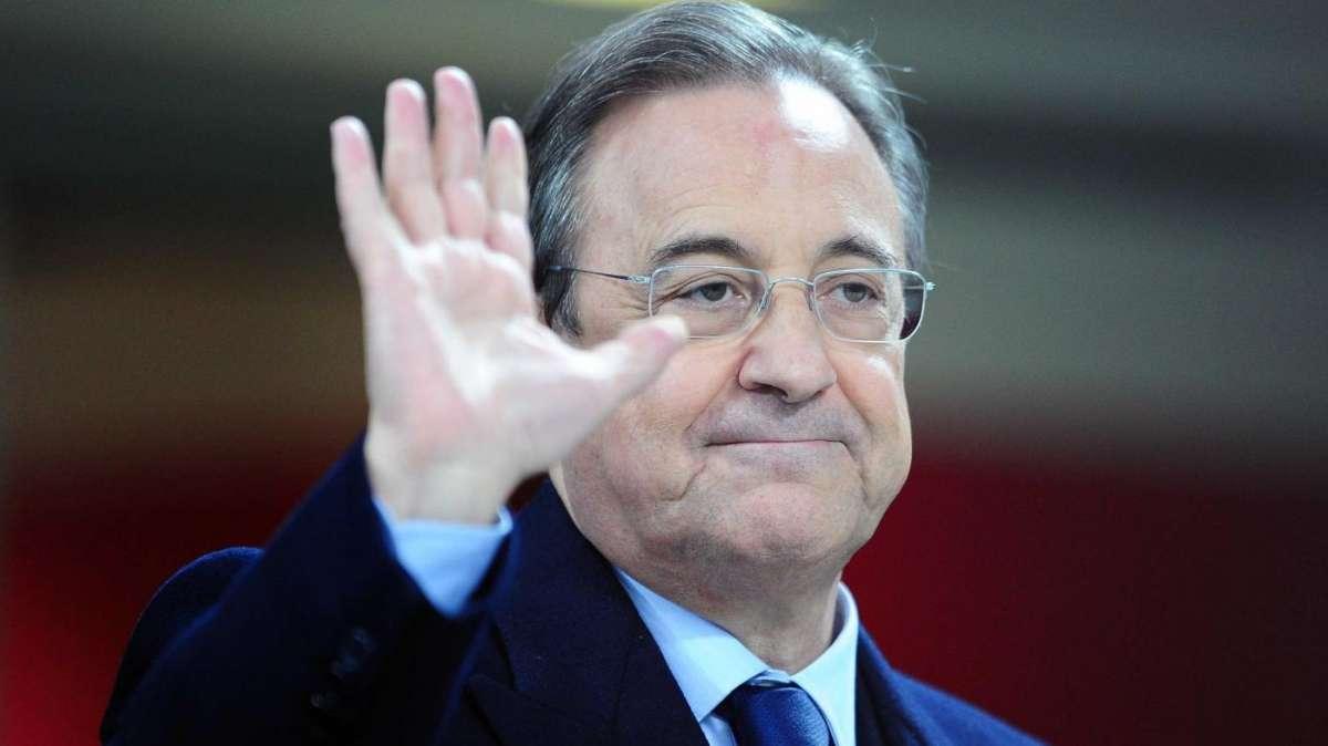 FOTO | Florentino Pérez atiende a los cientos de fans a la salida del hotel